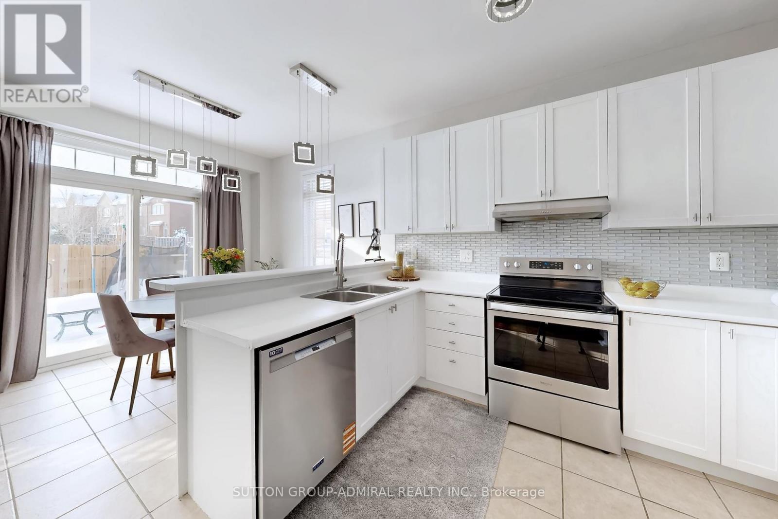 98 Dewpoint Road, Vaughan, ON - Indoor Photo Showing Kitchen With Double Sink