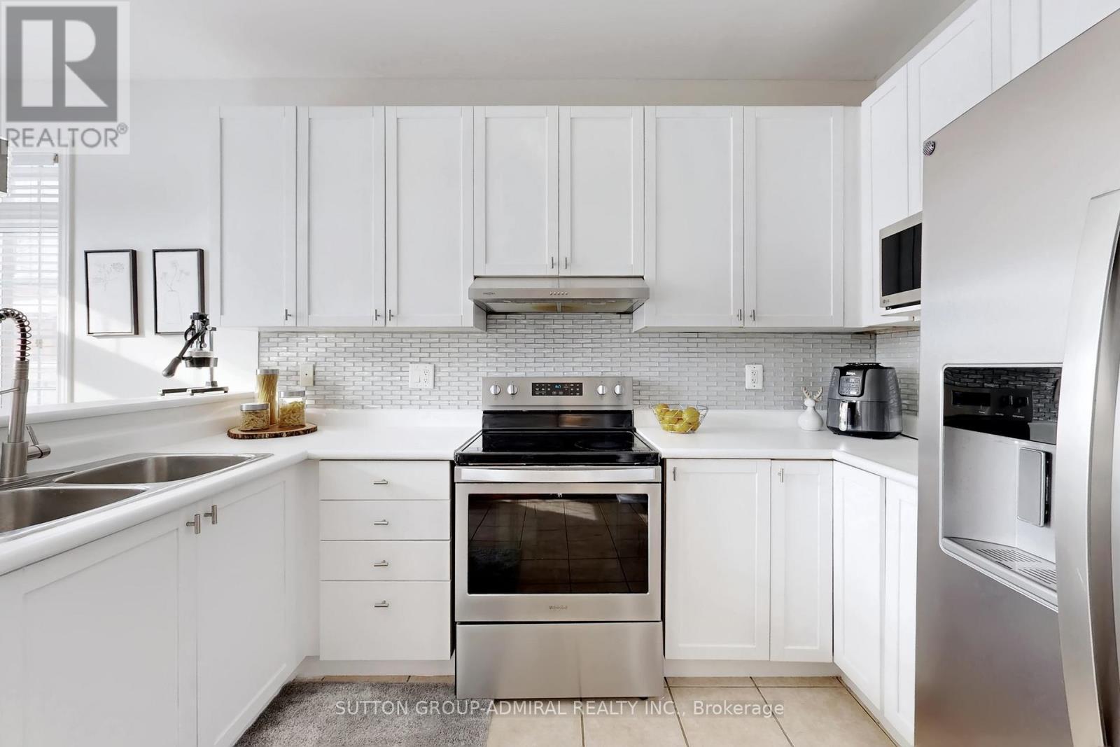 98 Dewpoint Road, Vaughan, ON - Indoor Photo Showing Kitchen With Double Sink