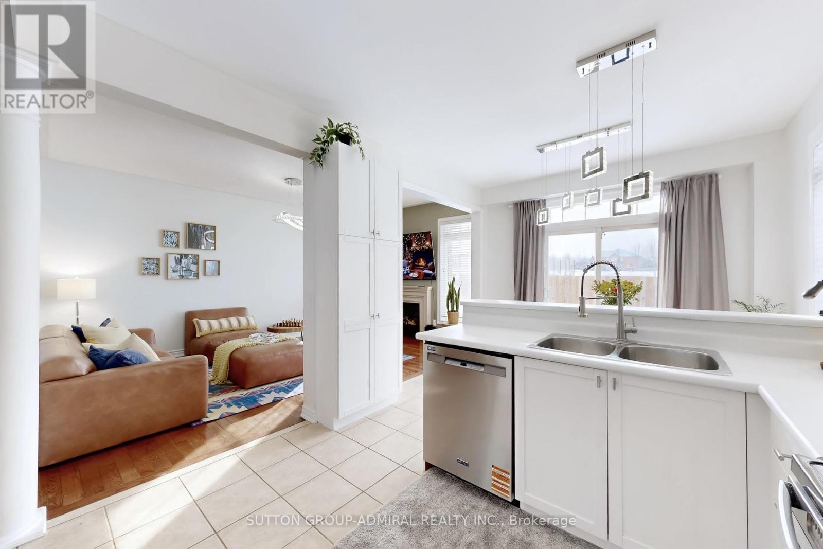 98 Dewpoint Road, Vaughan, ON - Indoor Photo Showing Kitchen With Double Sink