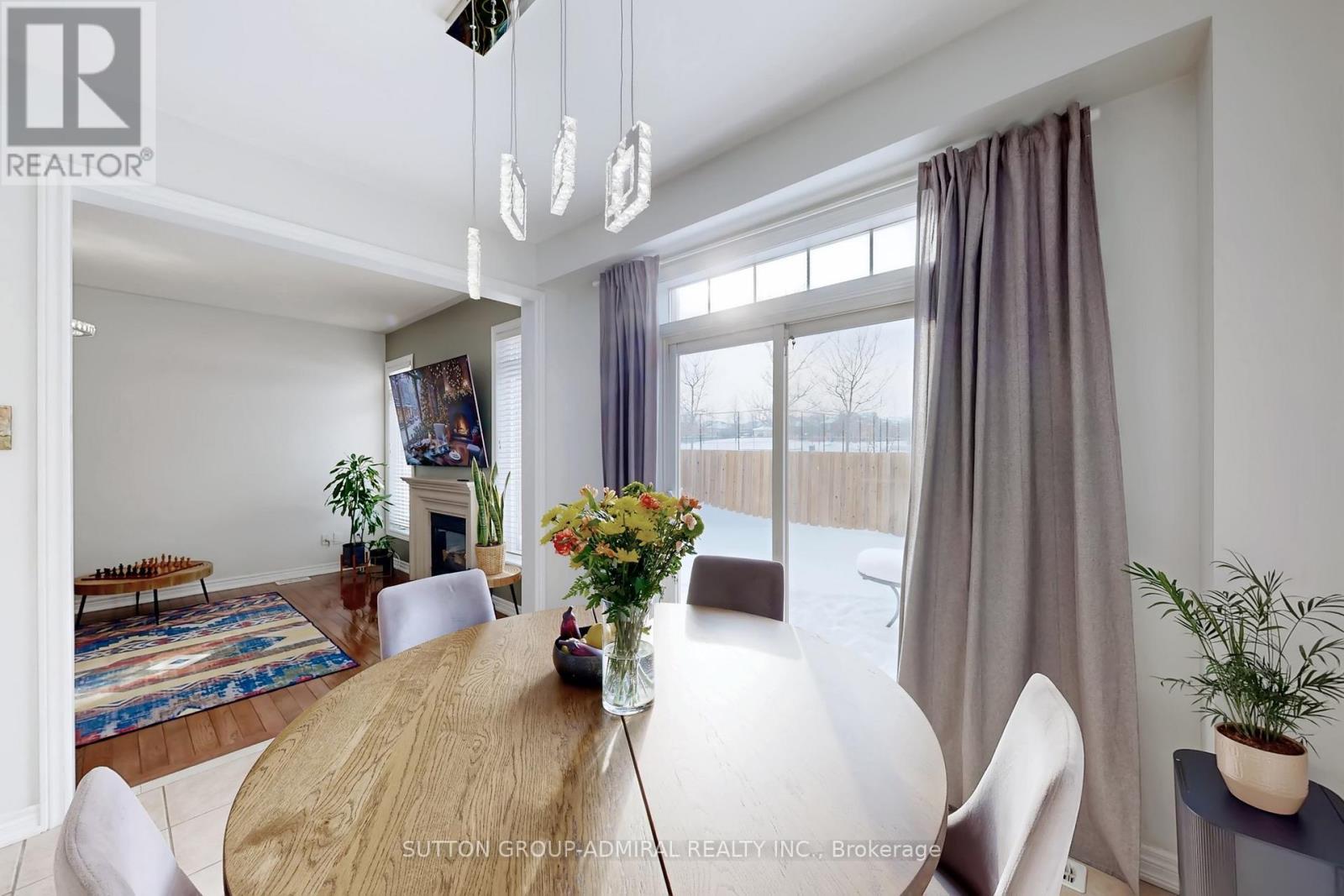 98 Dewpoint Road, Vaughan, ON - Indoor Photo Showing Dining Room