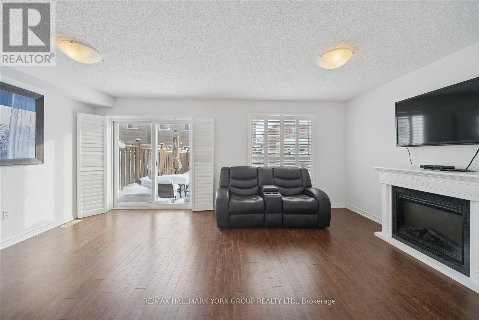 70 - 50 Southwoods Crescent, Barrie, ON - Indoor Photo Showing Living Room With Fireplace