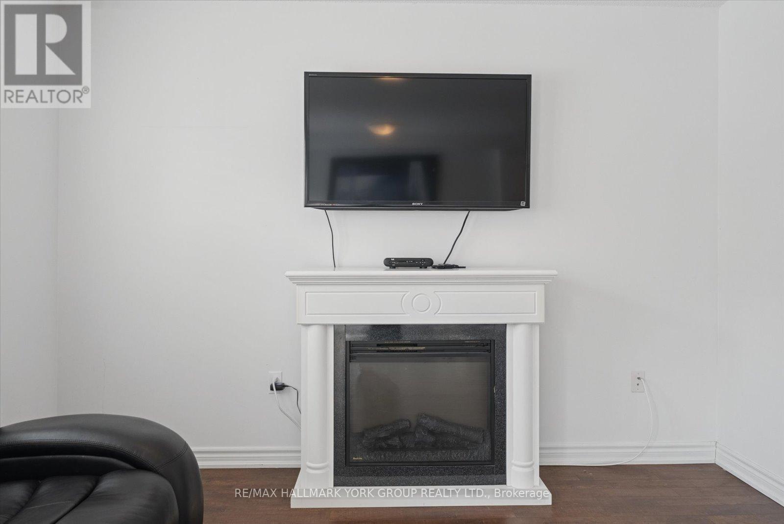 70 - 50 Southwoods Crescent, Barrie, ON - Indoor Photo Showing Living Room With Fireplace