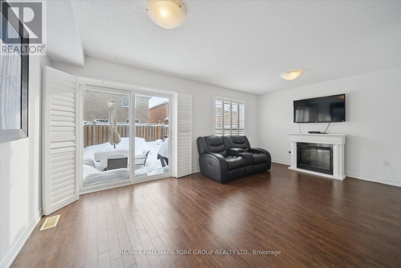 70 - 50 Southwoods Crescent, Barrie, ON - Indoor Photo Showing Living Room With Fireplace