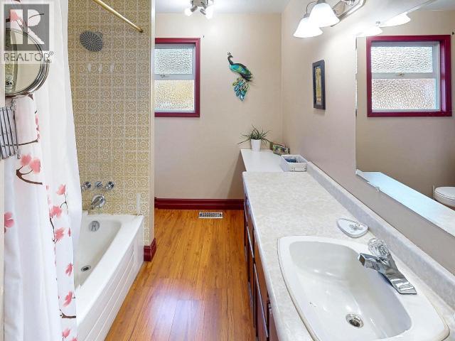 5439 Manson Ave, Powell River, BC - Indoor Photo Showing Bathroom