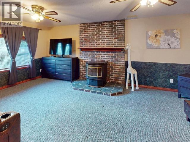5439 Manson Ave, Powell River, BC - Indoor With Fireplace
