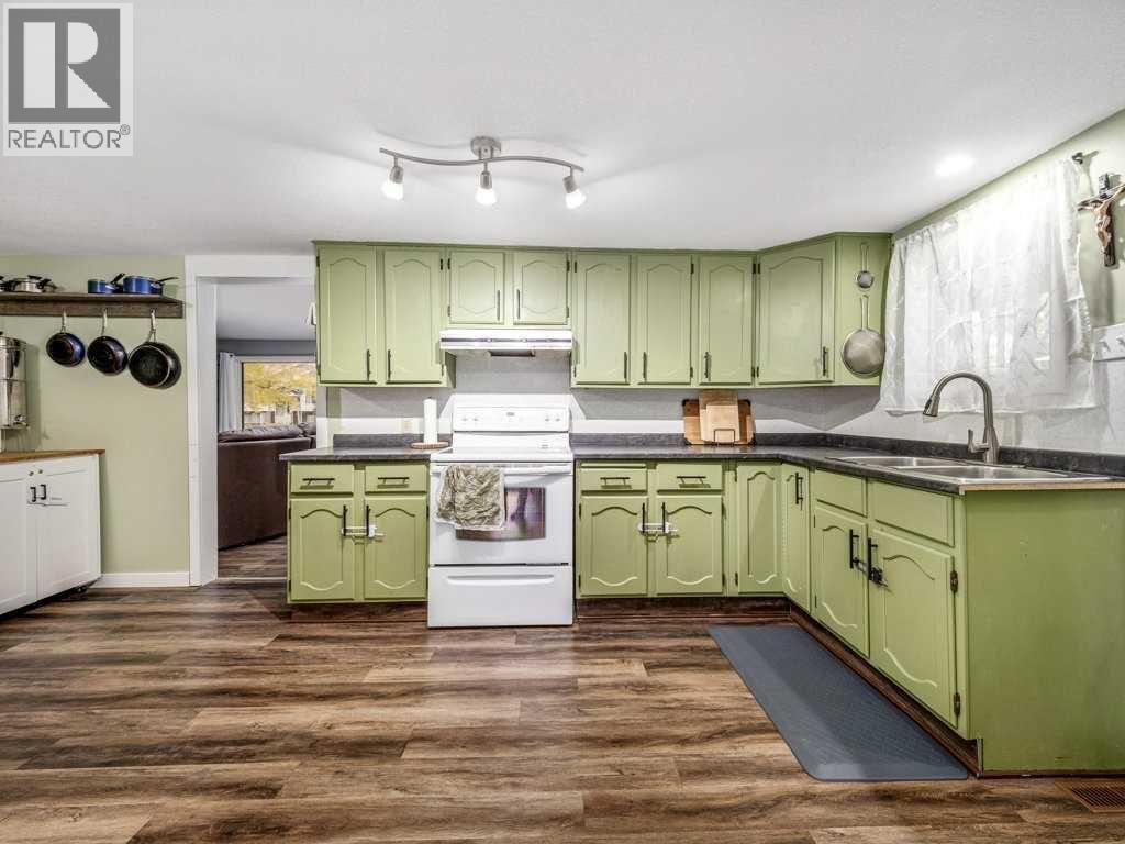 1026 7 Street N, Lethbridge, AB - Indoor Photo Showing Kitchen