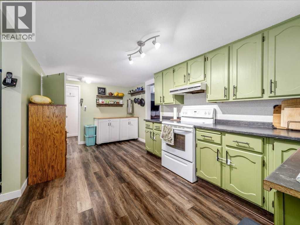 1026 7 Street N, Lethbridge, AB - Indoor Photo Showing Kitchen