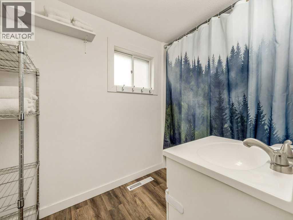1026 7 Street N, Lethbridge, AB - Indoor Photo Showing Bathroom