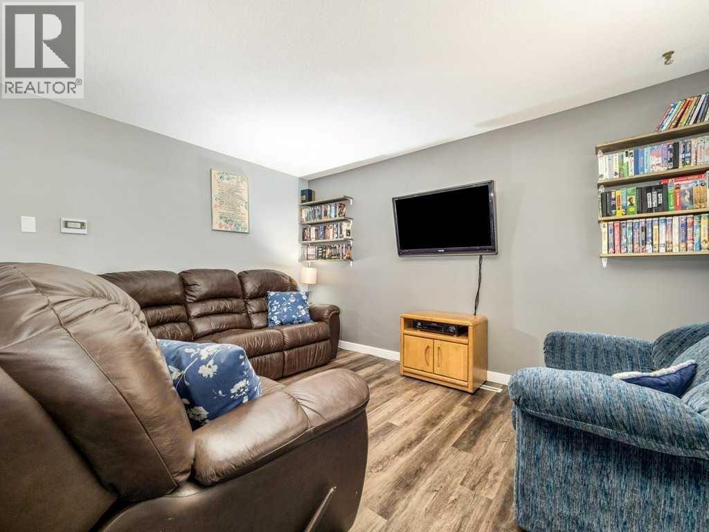 1026 7 Street N, Lethbridge, AB - Indoor Photo Showing Living Room