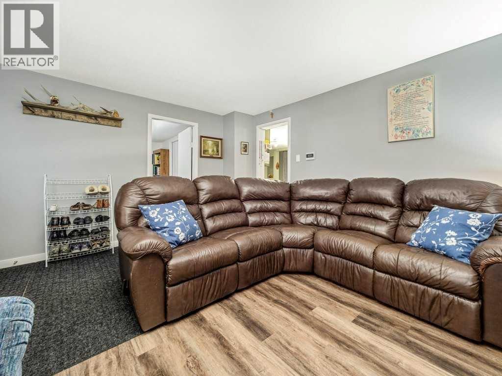1026 7 Street N, Lethbridge, AB - Indoor Photo Showing Living Room