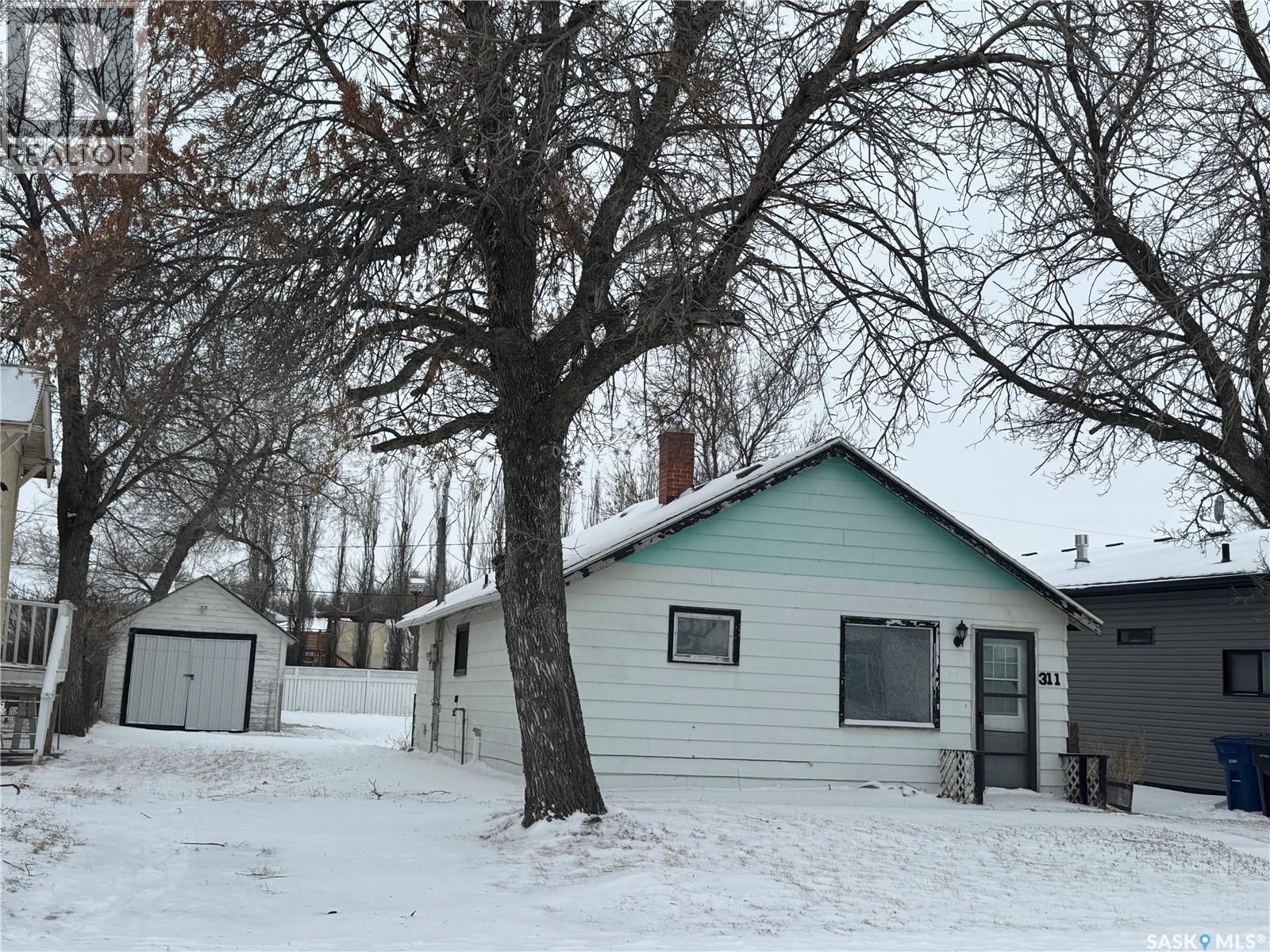 311 2Nd Avenue W, Assiniboia, SK - Outdoor