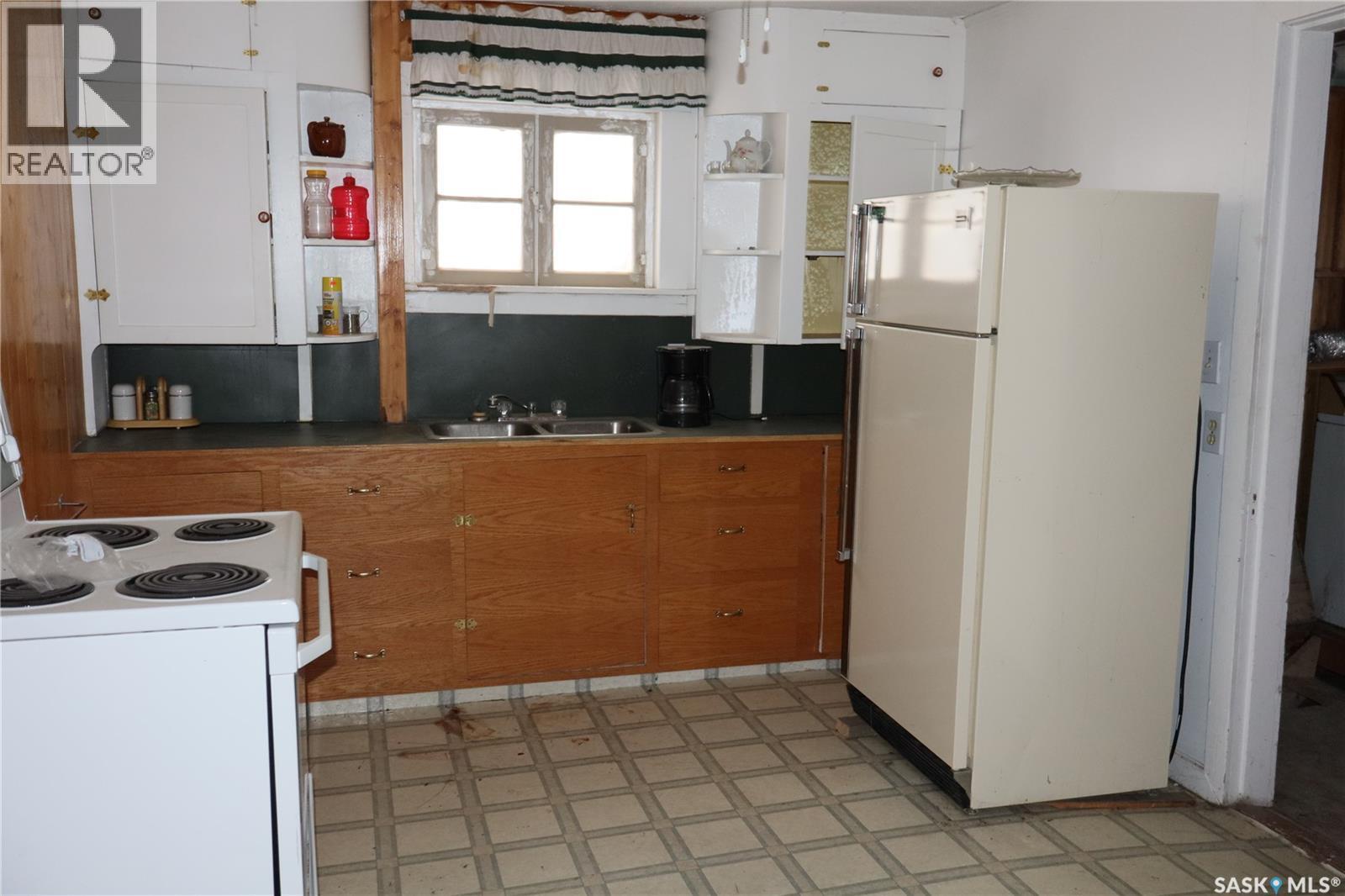 311 2Nd Avenue W, Assiniboia, SK - Indoor Photo Showing Kitchen With Double Sink