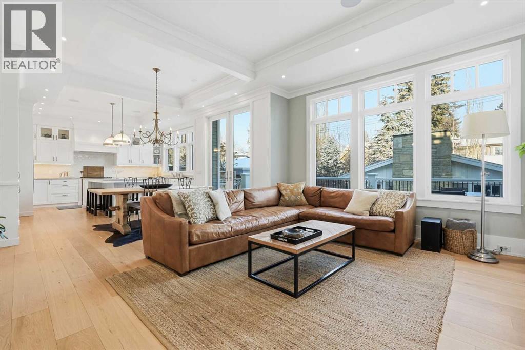 214 39 Avenue Sw, Calgary, AB - Indoor Photo Showing Living Room