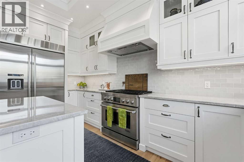 214 39 Avenue Sw, Calgary, AB - Indoor Photo Showing Kitchen With Upgraded Kitchen