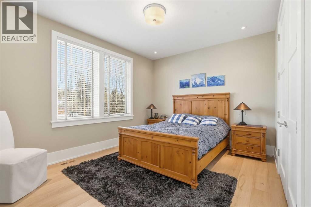214 39 Avenue Sw, Calgary, AB - Indoor Photo Showing Bedroom
