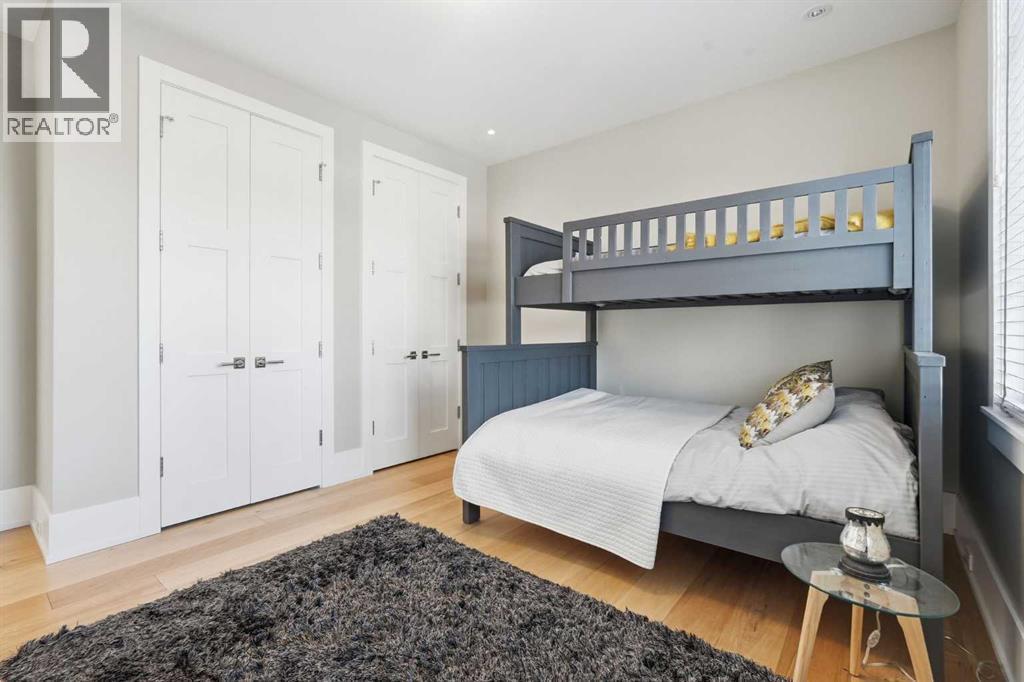 214 39 Avenue Sw, Calgary, AB - Indoor Photo Showing Bedroom