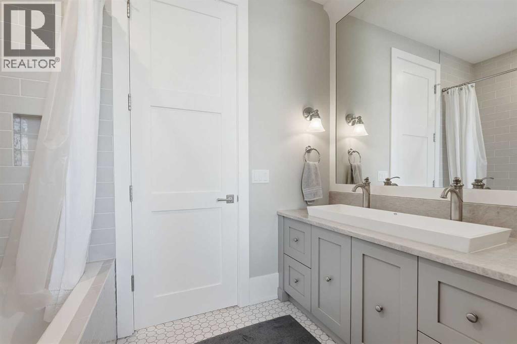 214 39 Avenue Sw, Calgary, AB - Indoor Photo Showing Bathroom