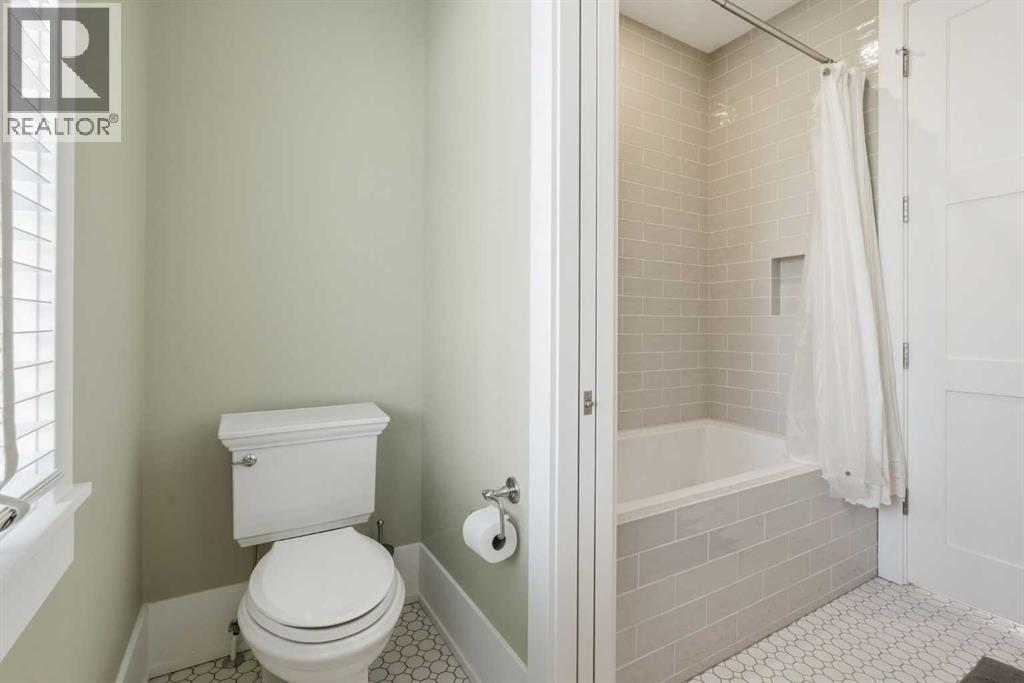 214 39 Avenue Sw, Calgary, AB - Indoor Photo Showing Bathroom