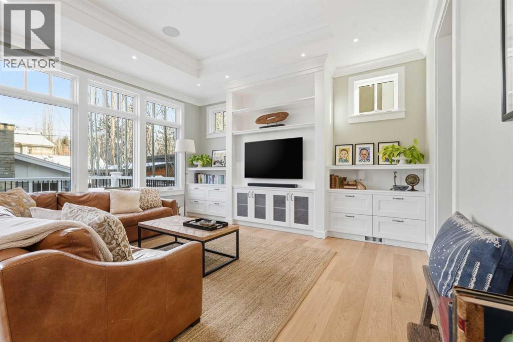 214 39 Avenue Sw, Calgary, AB - Indoor Photo Showing Living Room