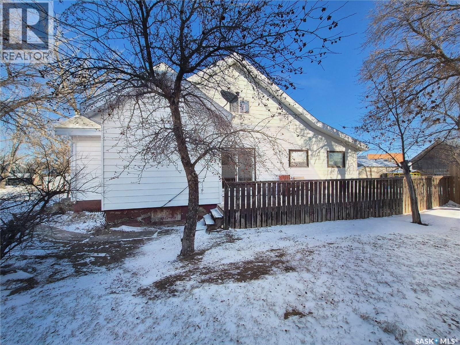 133 1St Street W, Ponteix, SK - Outdoor