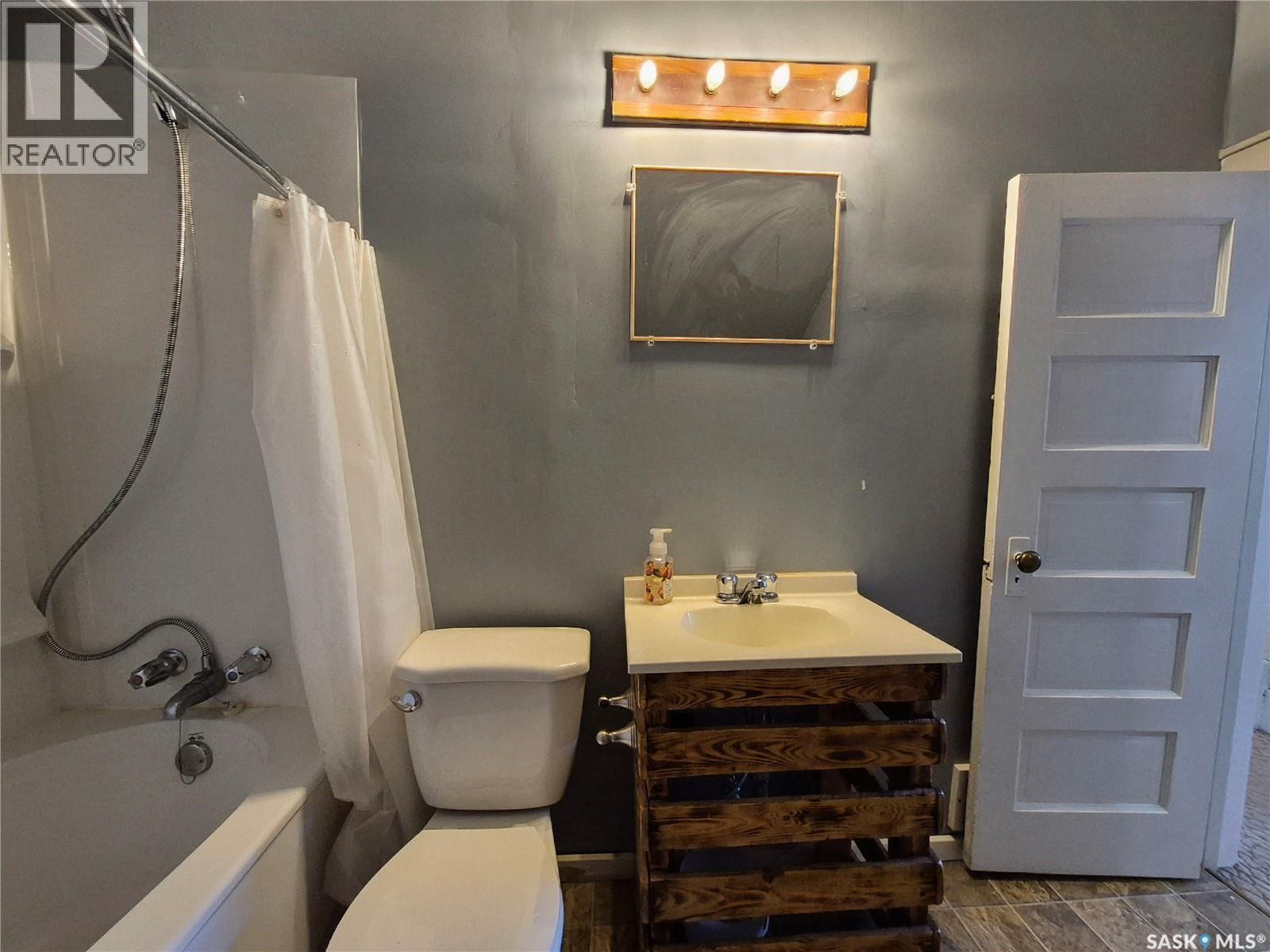 133 1St Street W, Ponteix, SK - Indoor Photo Showing Bathroom