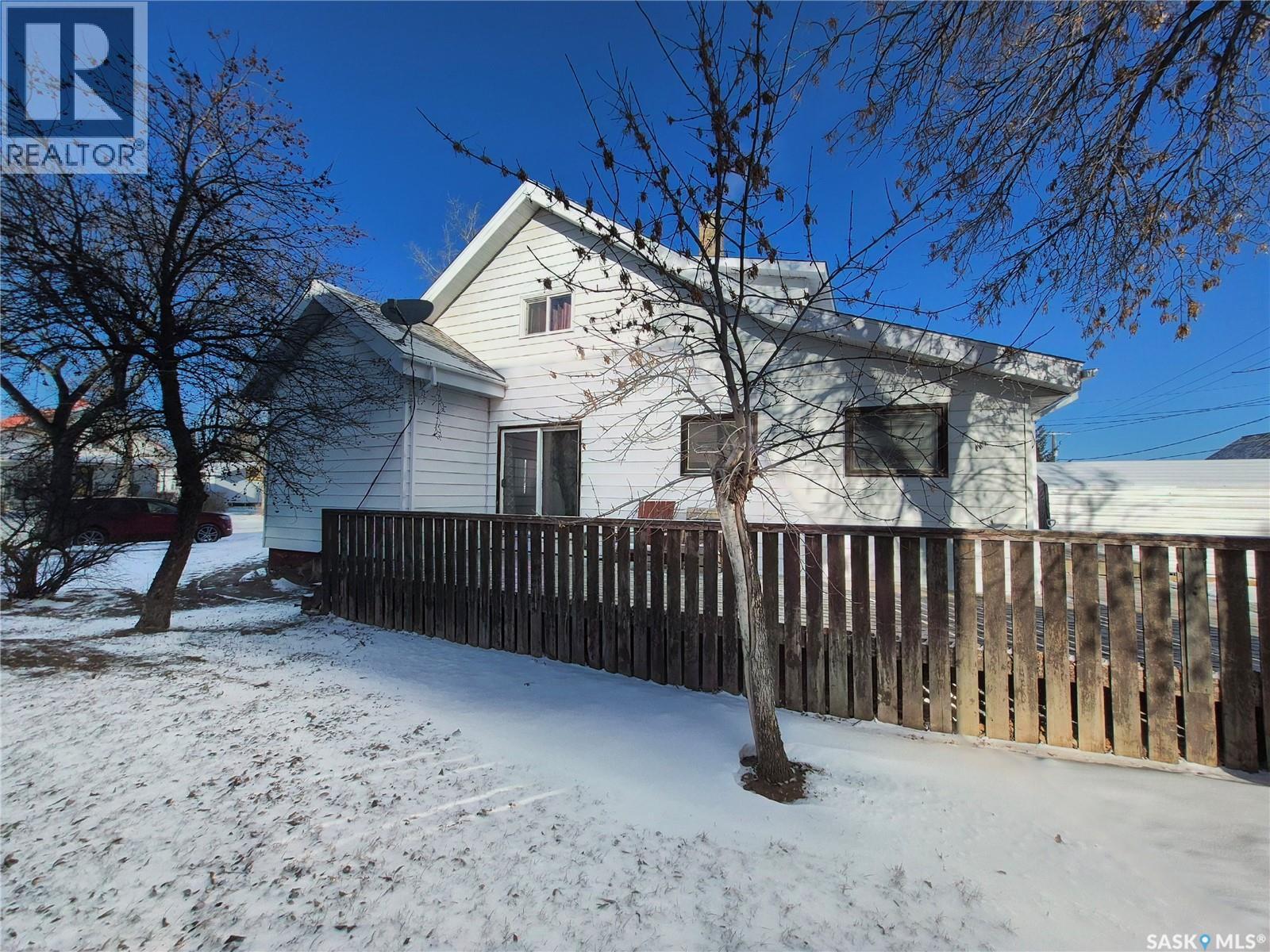 133 1St Street W, Ponteix, SK - Outdoor