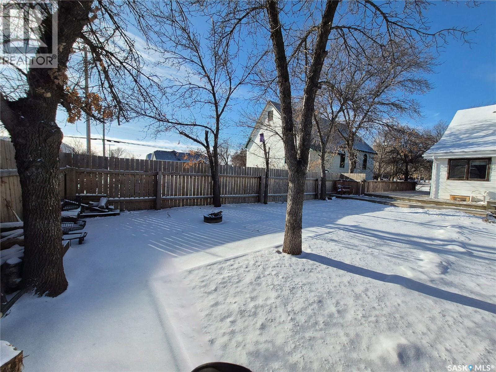 133 1St Street W, Ponteix, SK - Outdoor