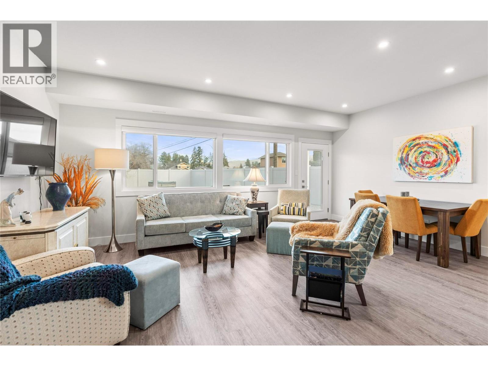 6457 Okanagan Landing Road, Vernon, BC - Indoor Photo Showing Living Room