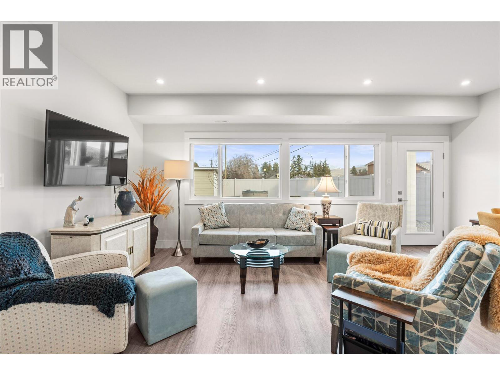 6457 Okanagan Landing Road, Vernon, BC - Indoor Photo Showing Living Room