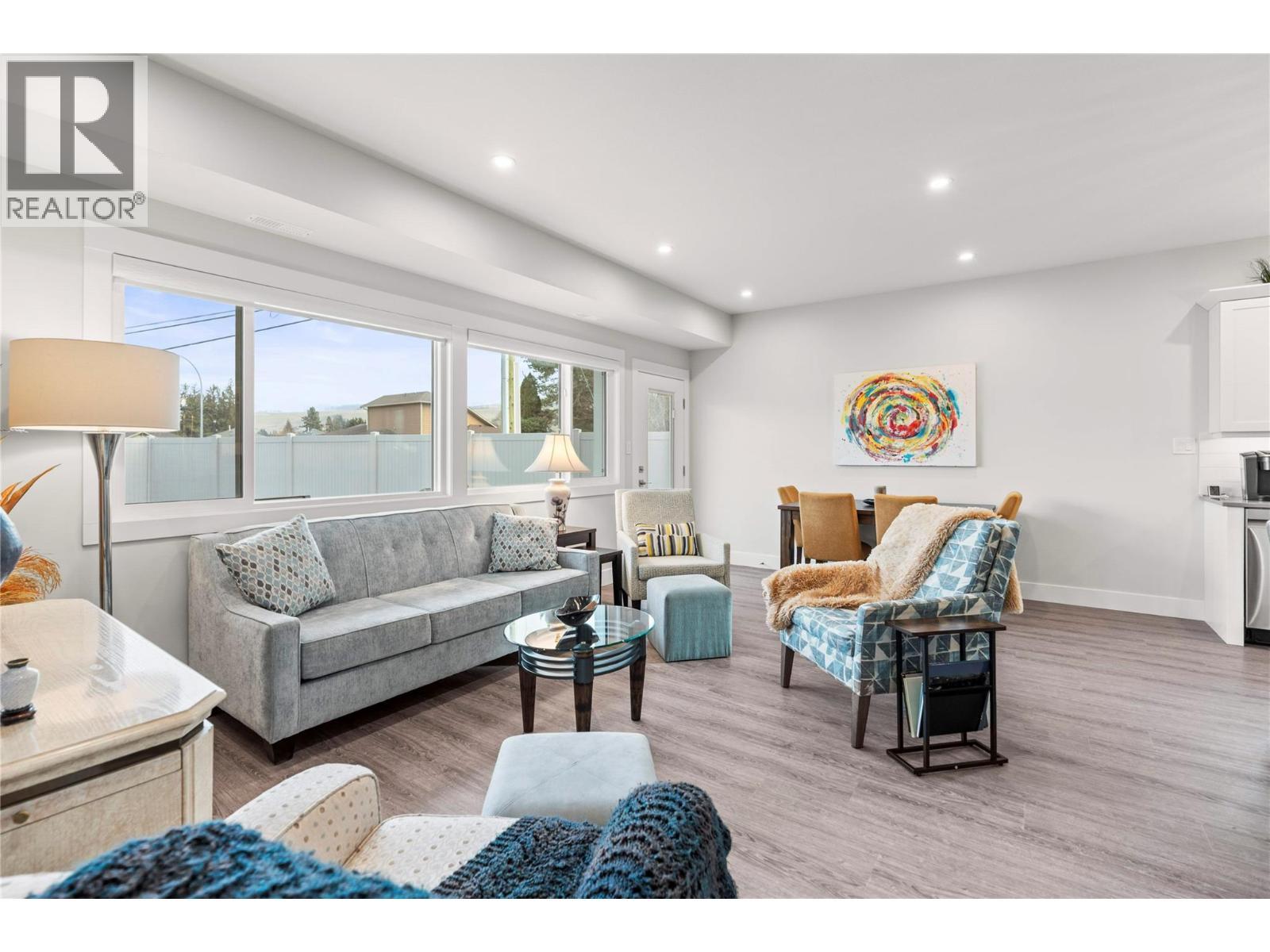 6457 Okanagan Landing Road, Vernon, BC - Indoor Photo Showing Living Room