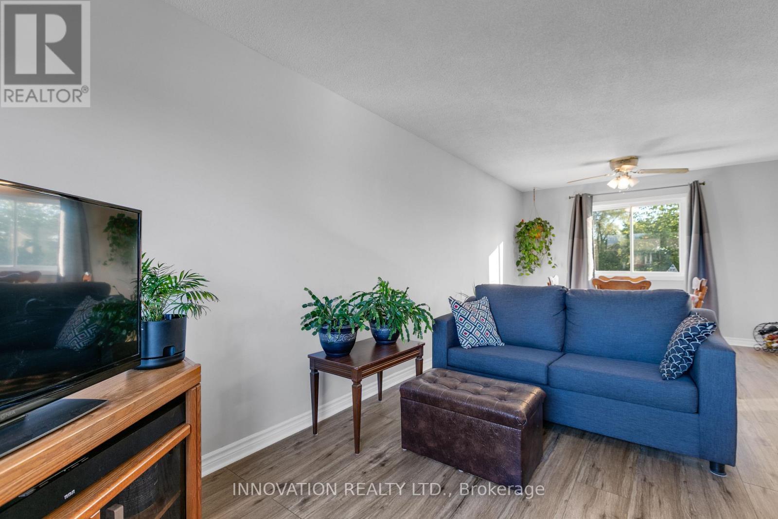 105 Cricket Crescent, Ottawa, ON - Indoor Photo Showing Living Room