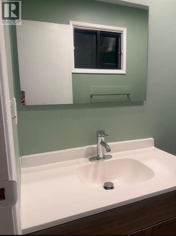 52 Wildrose Crescent, Brooks, AB - Indoor Photo Showing Bathroom