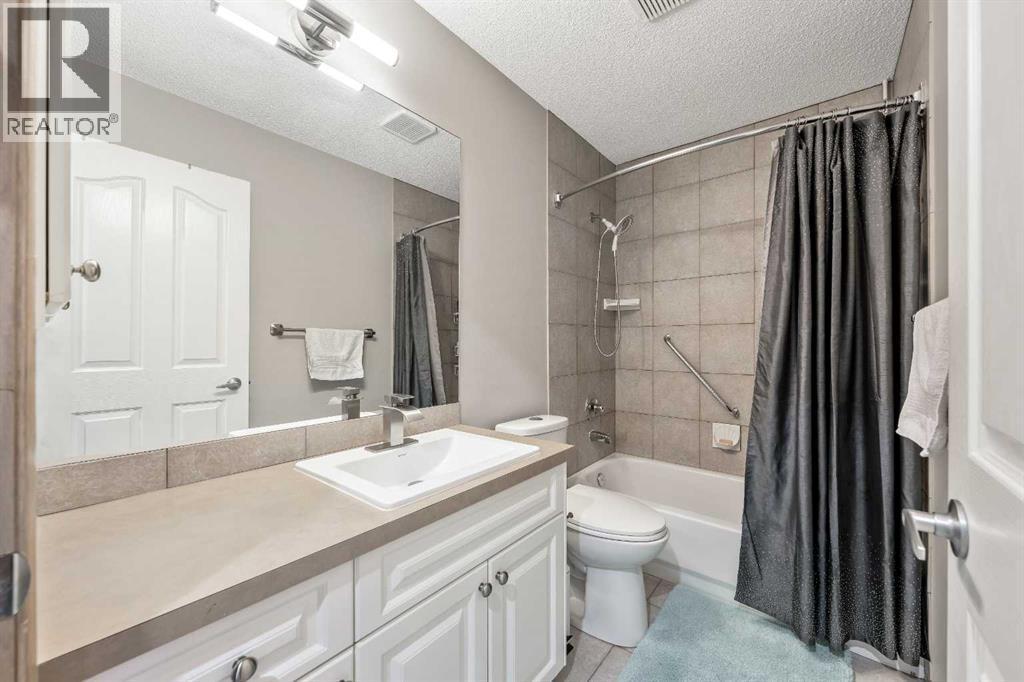 4 piece bath 2nd level - 9 Hidden Valley Crescent Nw, Calgary, AB - Indoor Photo Showing Bathroom