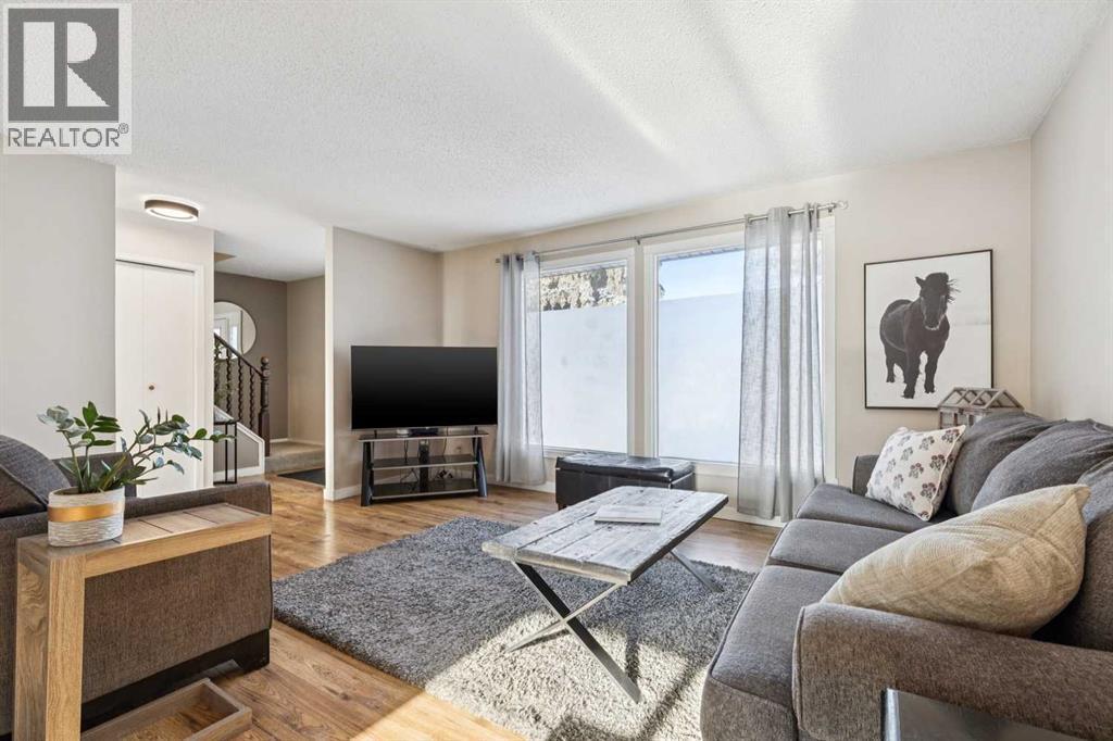 205 Acacia Drive Se, Airdrie, AB - Indoor Photo Showing Living Room