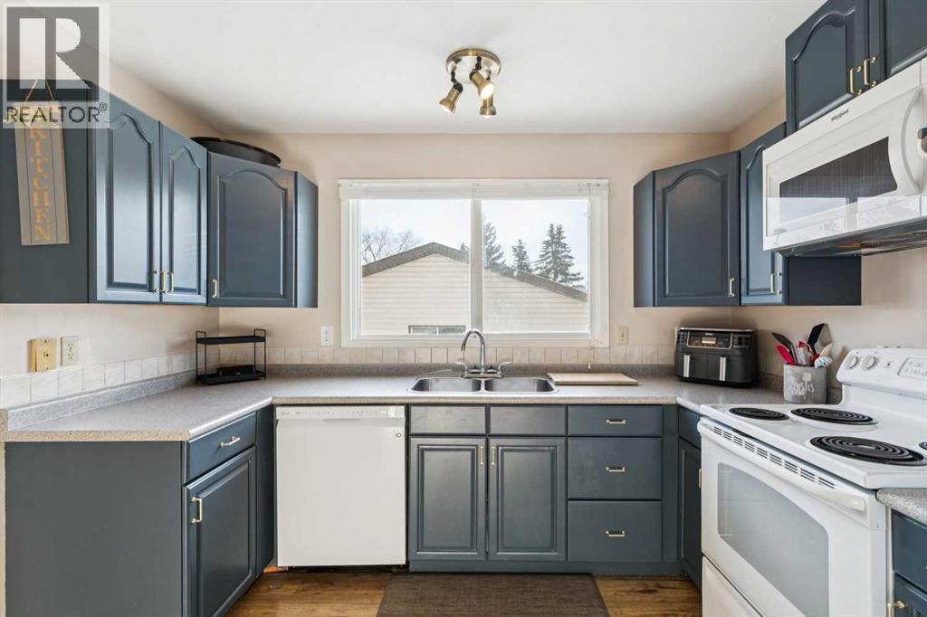205 Acacia Drive Se, Airdrie, AB - Indoor Photo Showing Kitchen With Double Sink