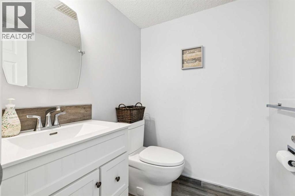 205 Acacia Drive Se, Airdrie, AB - Indoor Photo Showing Bathroom