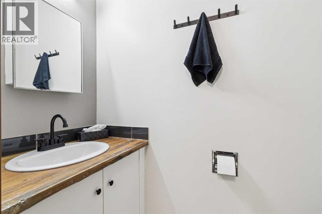 205 Acacia Drive Se, Airdrie, AB - Indoor Photo Showing Bathroom