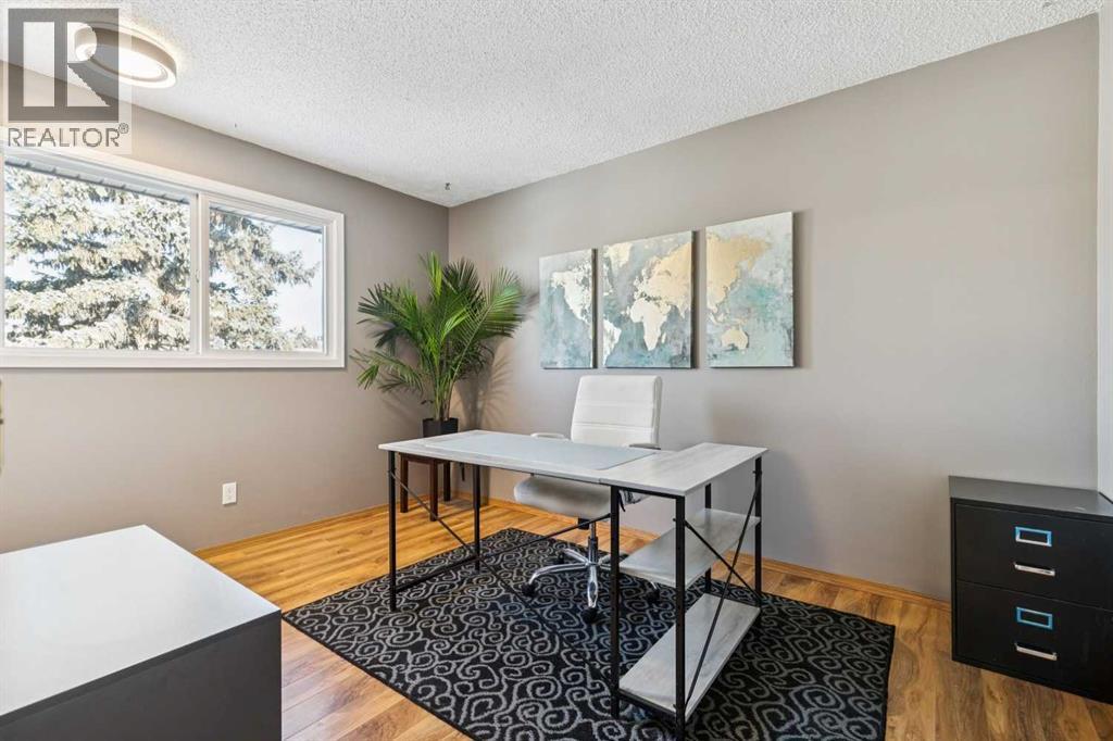 205 Acacia Drive Se, Airdrie, AB - Indoor Photo Showing Office