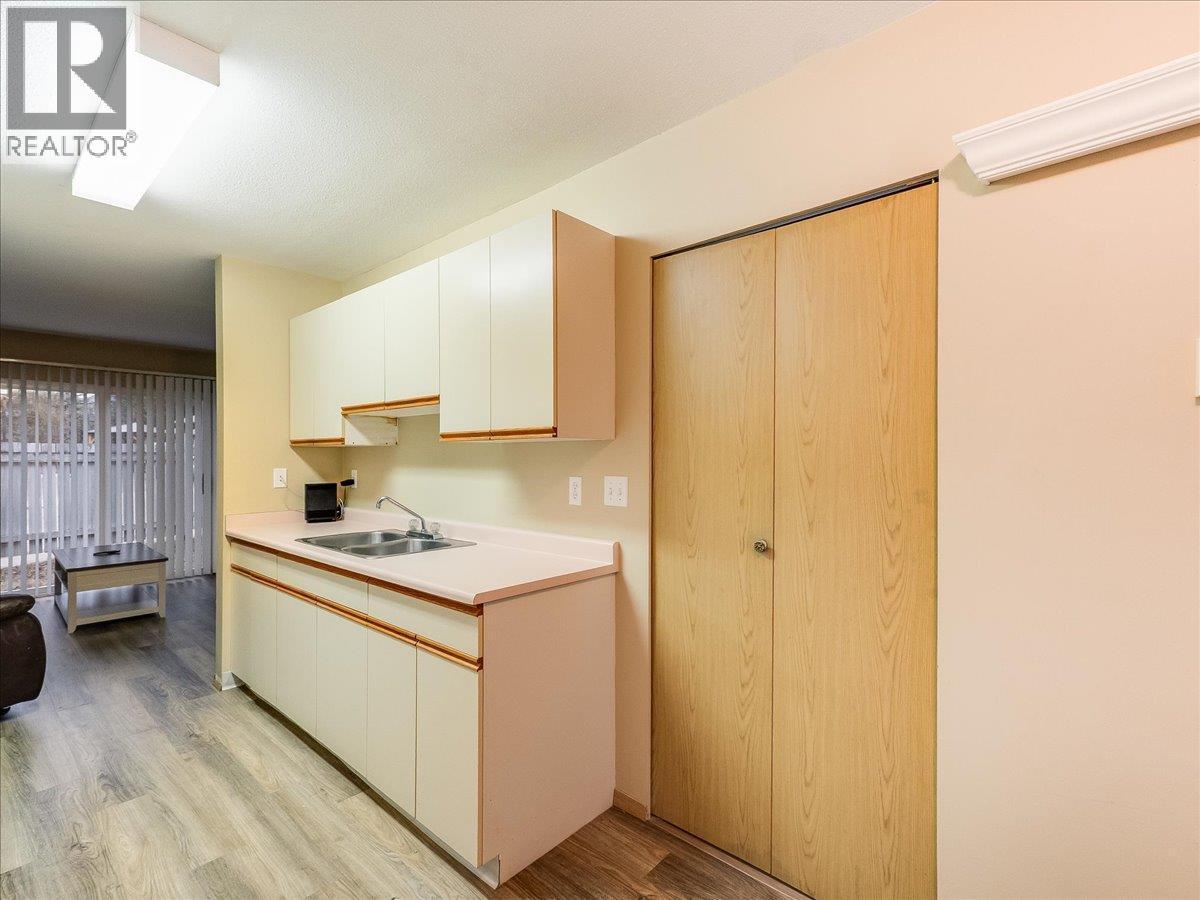 202 11Th Avenue Unit# 102, Castlegar, BC - Indoor Photo Showing Kitchen With Double Sink