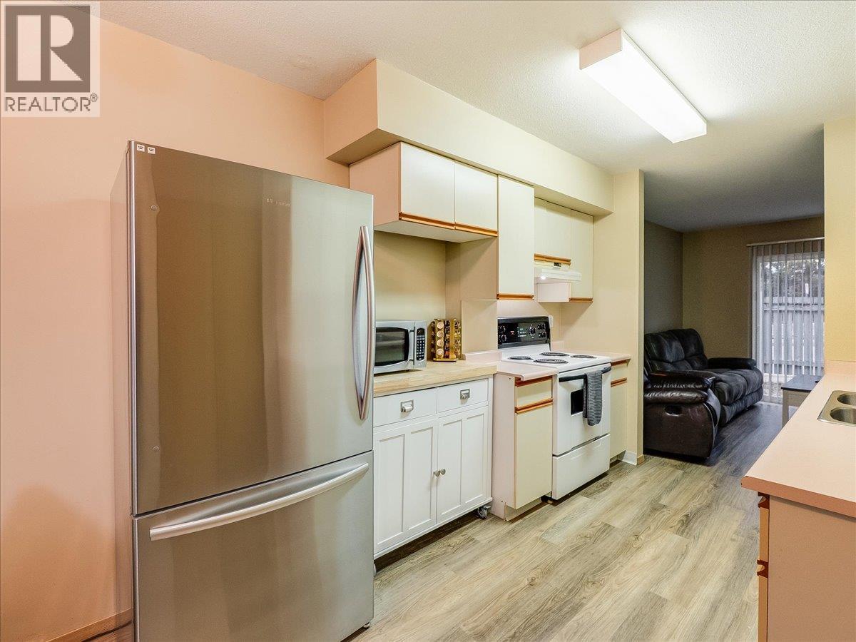 202 11Th Avenue Unit# 102, Castlegar, BC - Indoor Photo Showing Kitchen
