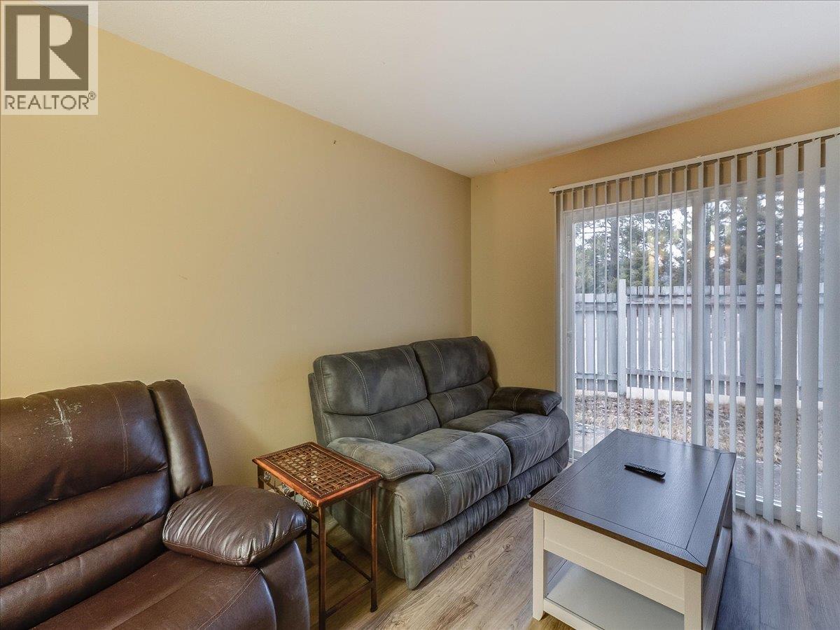 202 11Th Avenue Unit# 102, Castlegar, BC - Indoor Photo Showing Living Room