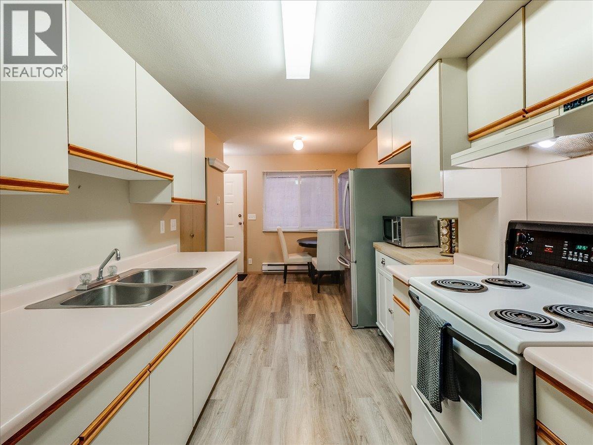 202 11Th Avenue Unit# 102, Castlegar, BC - Indoor Photo Showing Kitchen With Double Sink