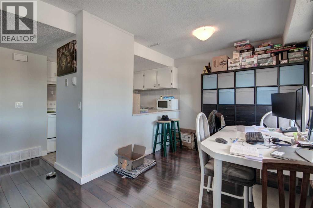 602, 2200 Woodview Drive Sw, Calgary, AB - Indoor Photo Showing Dining Room
