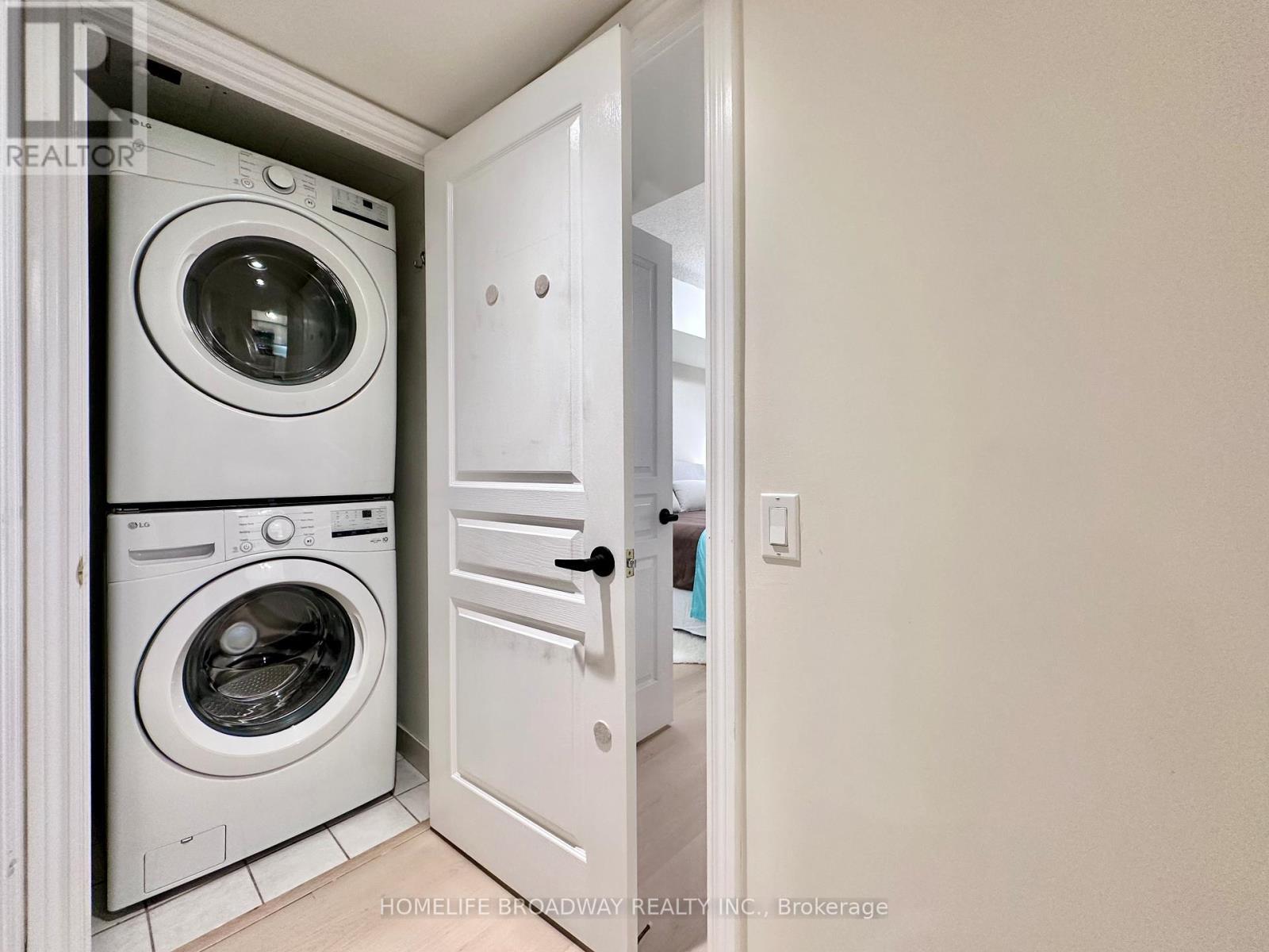 521 - 15 Northtown Way, Toronto, ON - Indoor Photo Showing Laundry Room