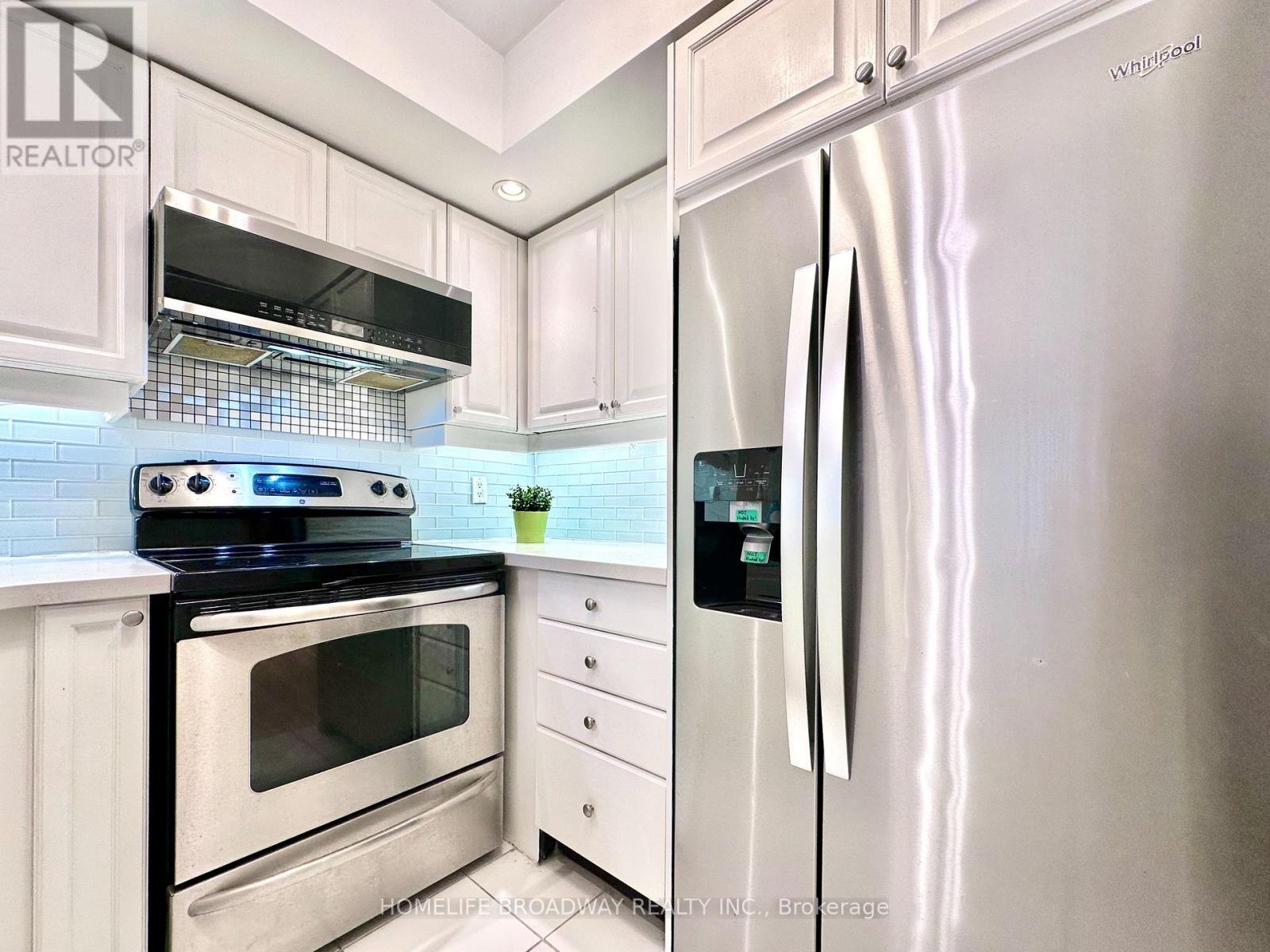 521 - 15 Northtown Way, Toronto, ON - Indoor Photo Showing Kitchen With Stainless Steel Kitchen