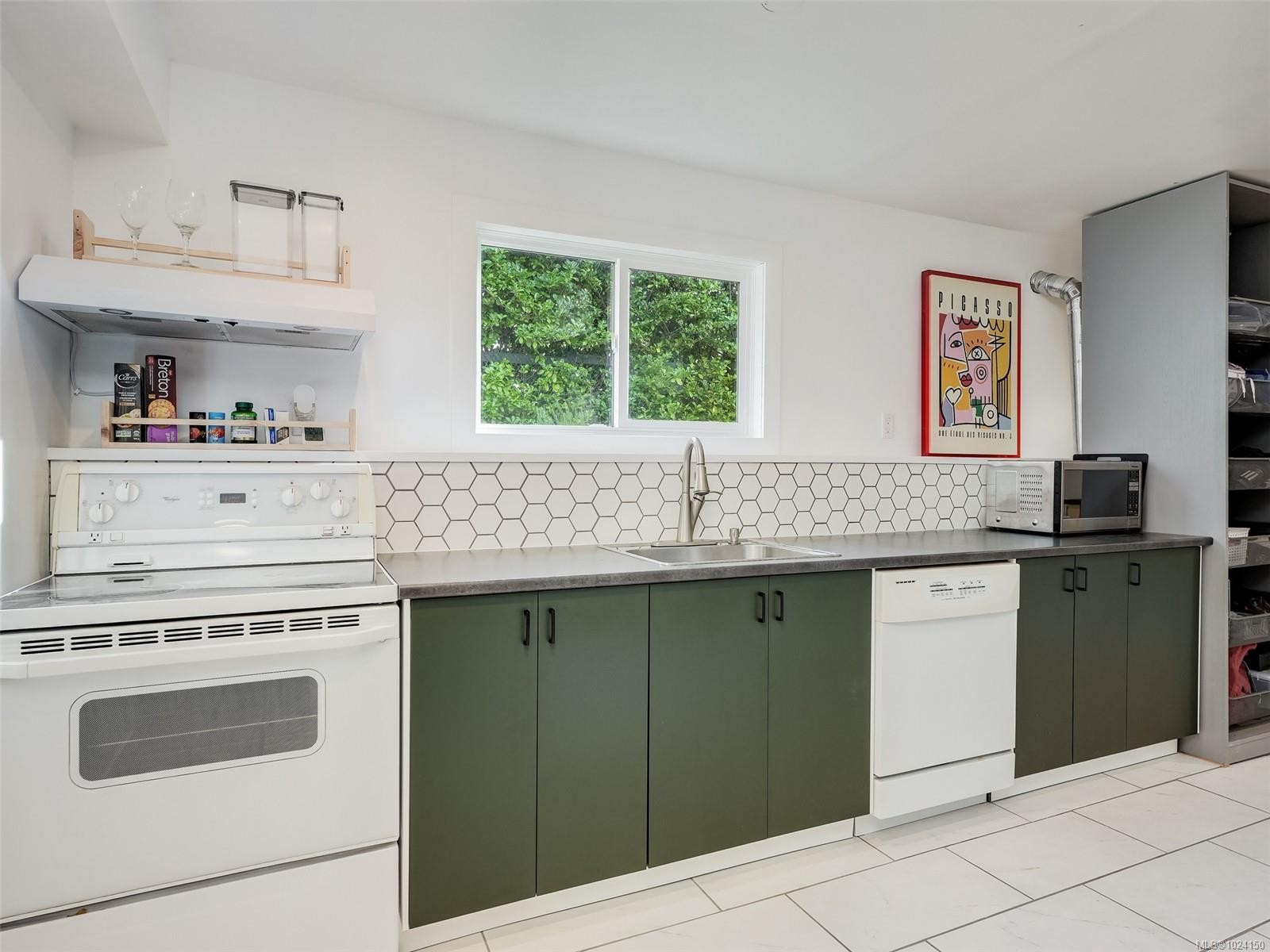 1091 Baldwin Pl, Saanich, BC