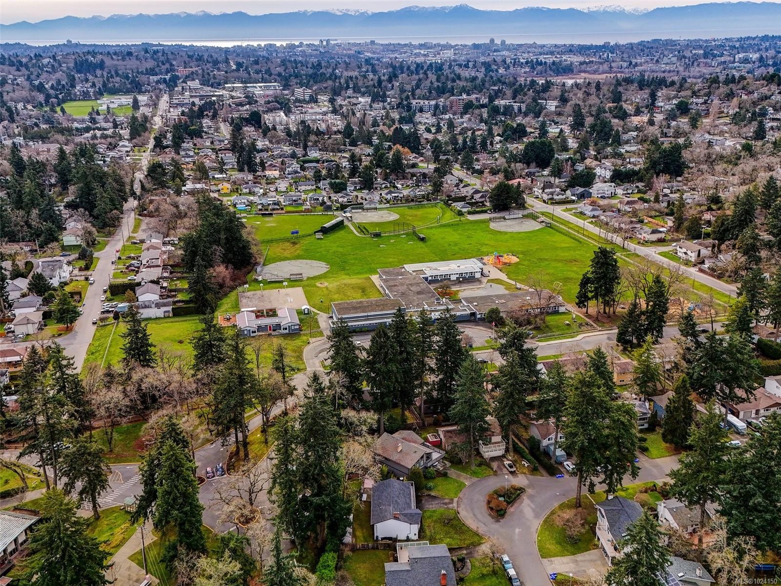 1091 Baldwin Pl, Saanich, BC