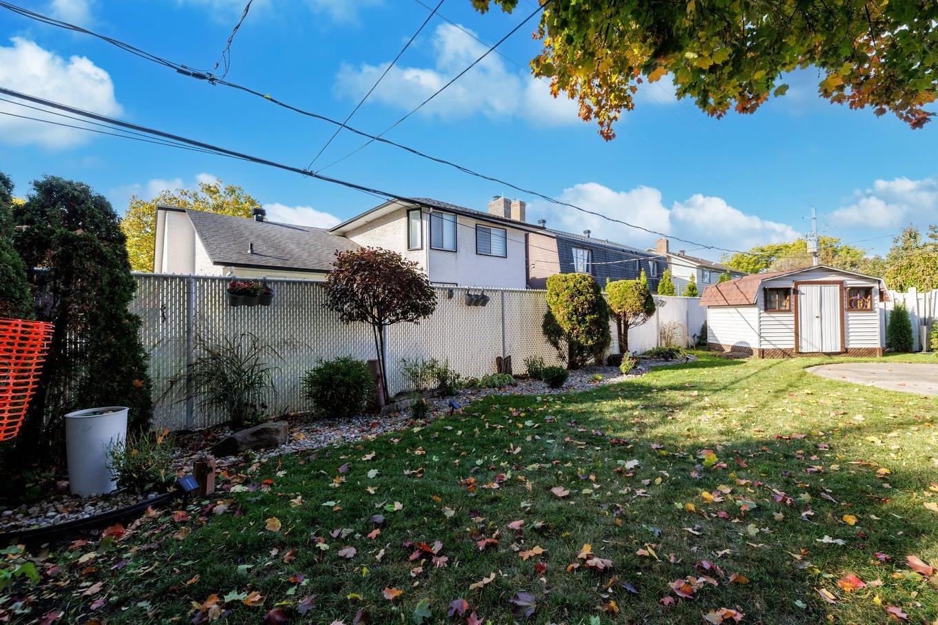 Cour - 8400 Boul. Pelletier, Brossard, QC - Outdoor