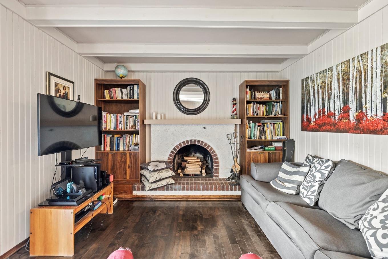 Salle familiale - 8400 Boul. Pelletier, Brossard, QC - Indoor With Fireplace