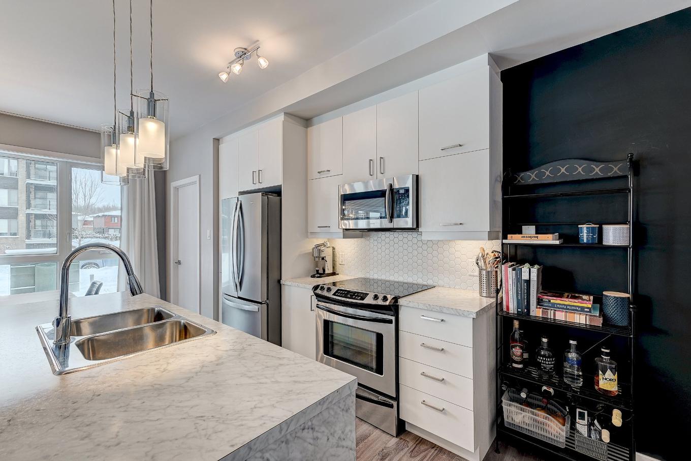 Cuisine - 104-445 Av. De La Belle-Dame, La Prairie, QC - Indoor Photo Showing Kitchen With Double Sink With Upgraded Kitchen